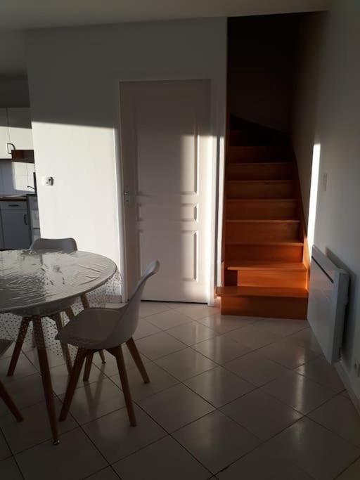Appartement Au Rdc Avec Jardin Clos, Au Calme. Saint-Aubin-du-Cormier Exterior photo