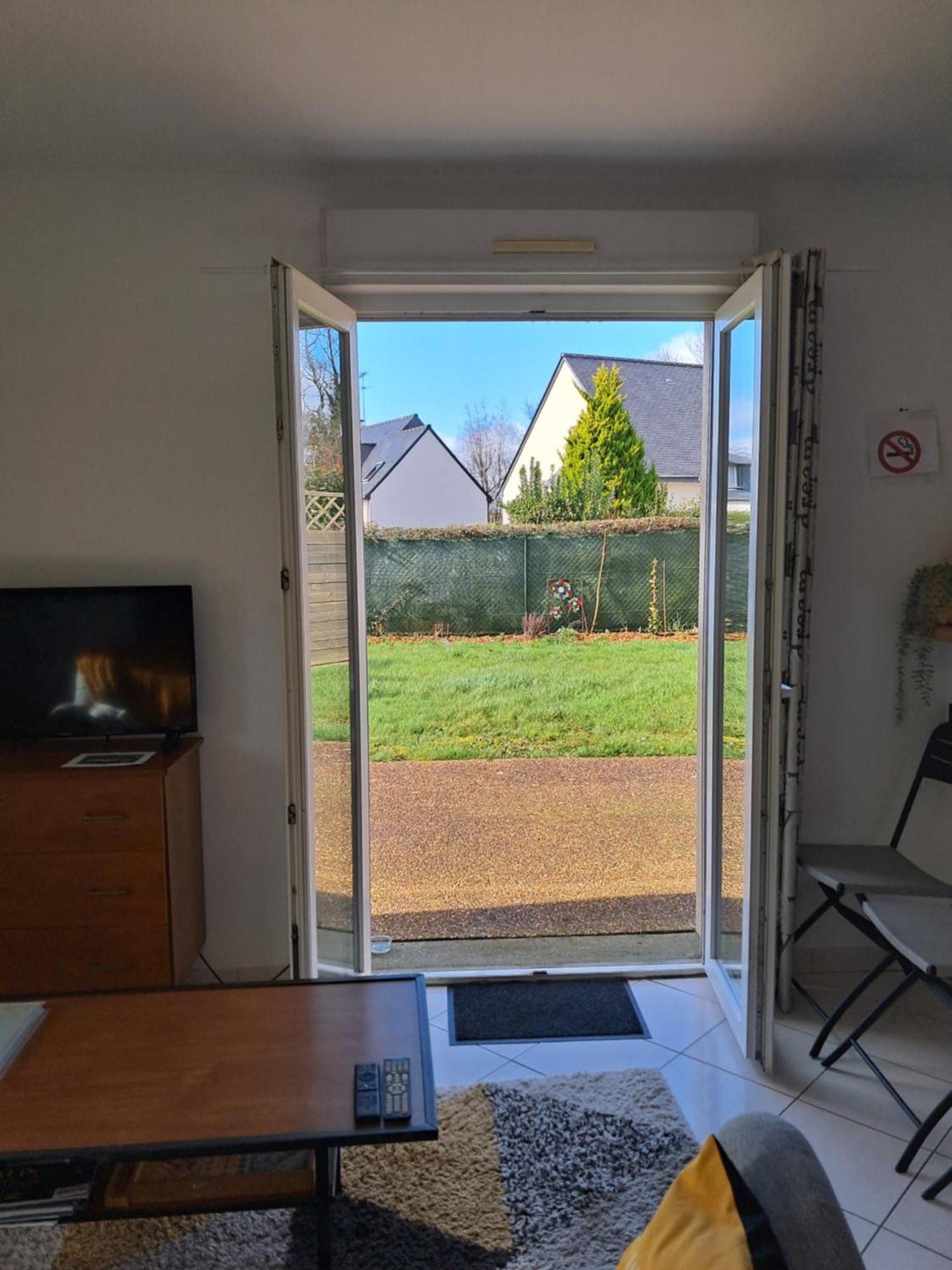 Appartement Au Rdc Avec Jardin Clos, Au Calme. Saint-Aubin-du-Cormier Exterior photo